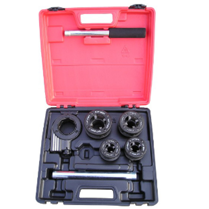 Hand portable pipe threader