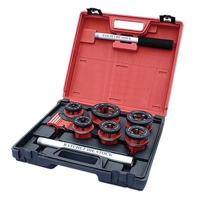 Hand portable pipe threader